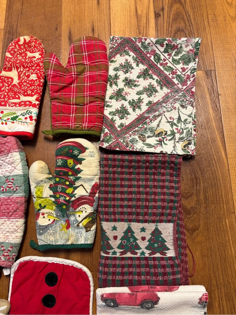 Christmas Baking Mitts And Towels Vintage 11 Pieces